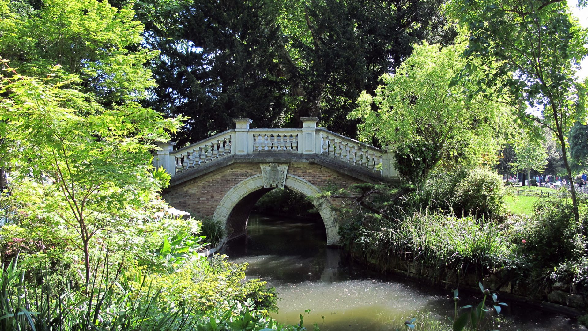 Le petit pont du lac du Parc Monceau