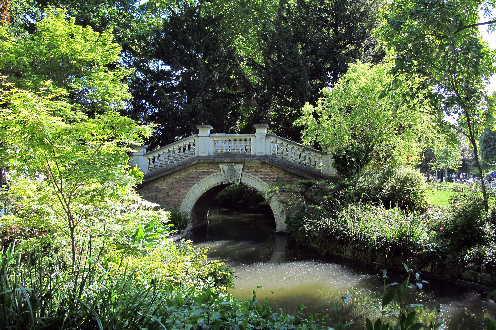 Le petit pont du lac du Parc Monceau